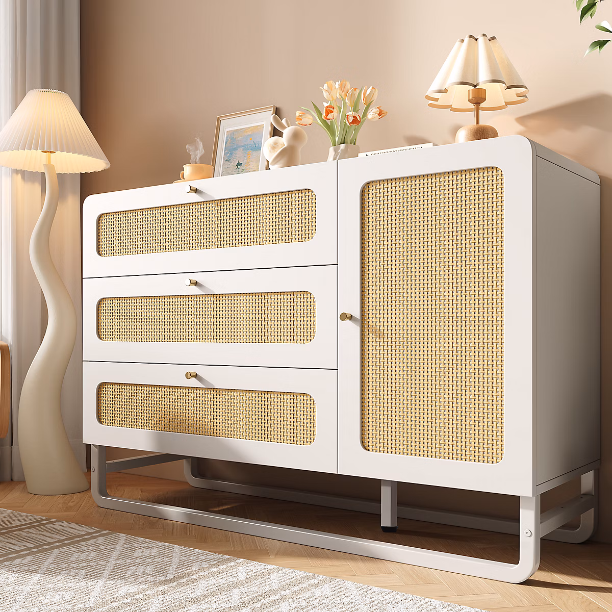 Buffet avec 3 tiroirs en rotin et 1 porte – style campagnard | poignée en or | Blanc + Naturel