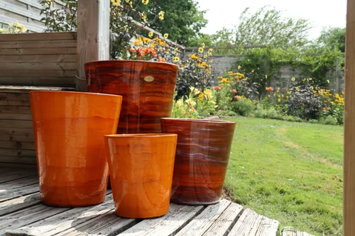 Bien pensé pour le jardin：Pot en terre cuite émaillée orange Savane Les Poteries d’Albi Sydney - Ø 33 x H 35 cm
