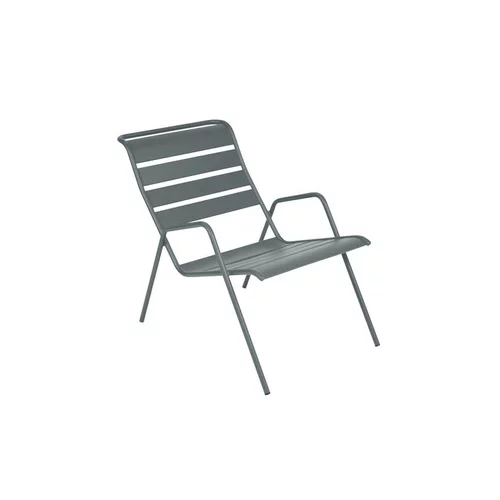 Pour créer votre univers jardin:Fauteuil bas coloris gris orage Monceau Fermob - 73 cm