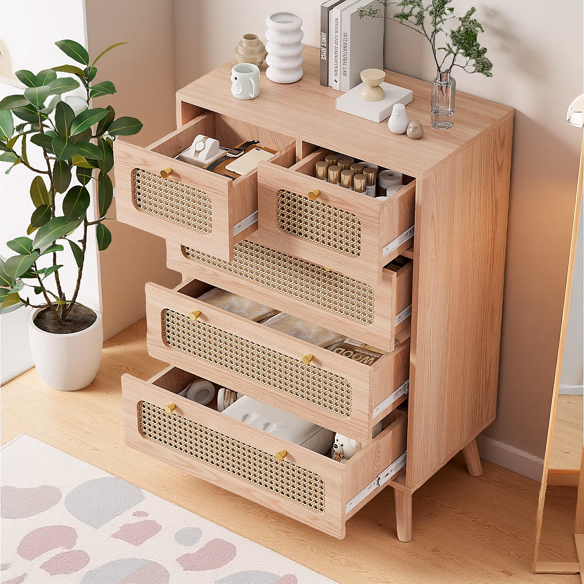 Commode 5 tiroirs en bois naturel avec façades en rotin tressé – cadre en bois massif