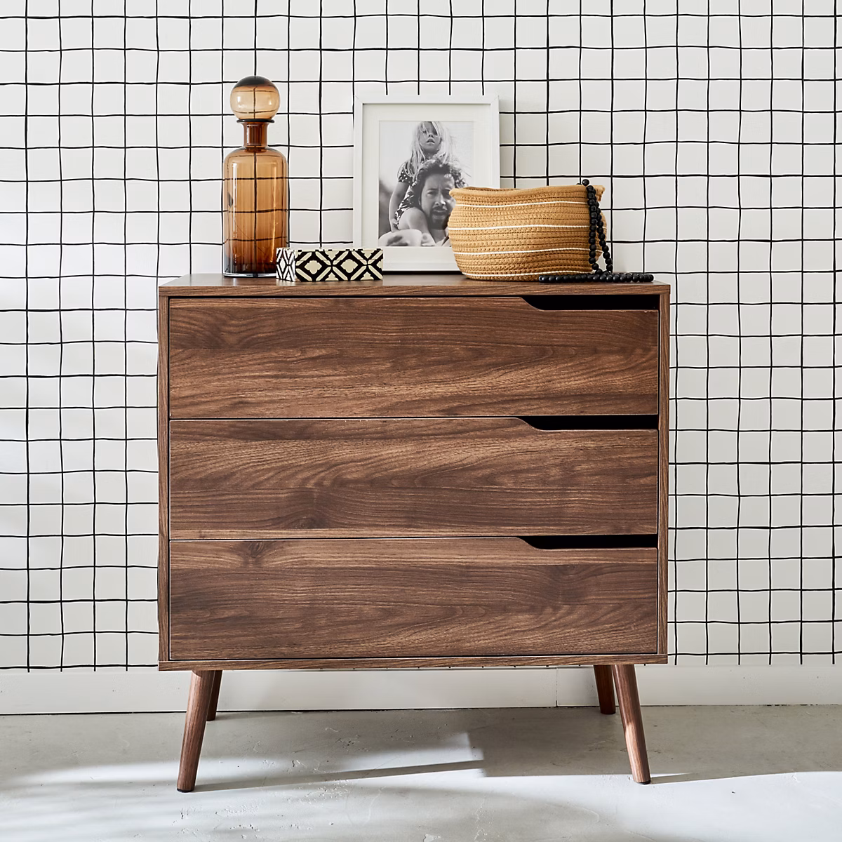 Meuble – Commode décor bois de noyer. 3 tiroirs. pieds en pin massif
