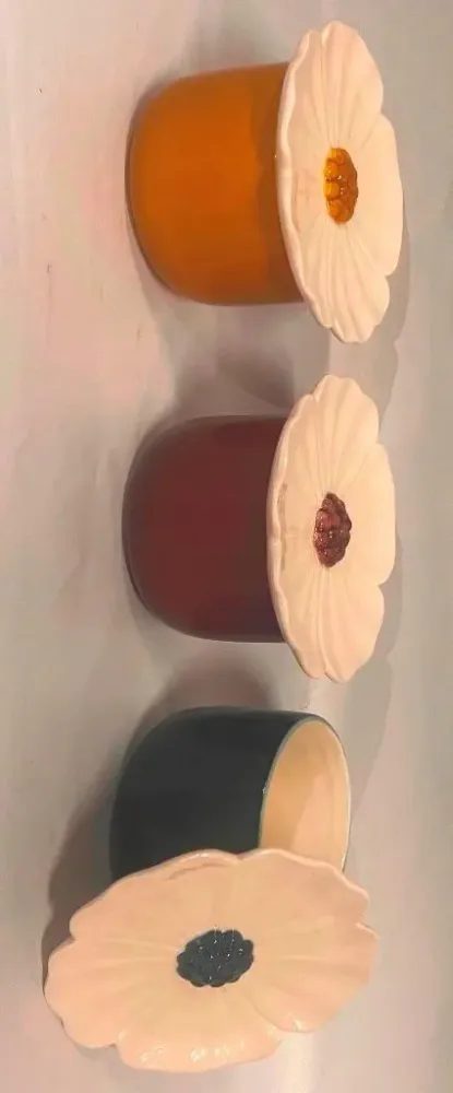 Jardin solution:Boîte en céramique colorée avec couvercle blanc forme fleur Paula