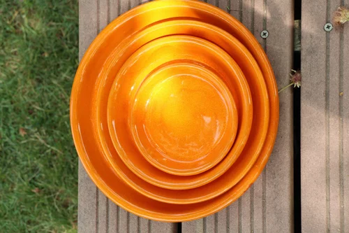 Pensé pour le jardin:Soucoupe en terre cuite émaillée orange Savane Les Poteries d’Albi - Ø 22 cm