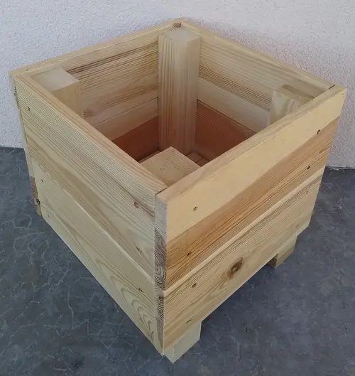 Une solution pour l’extérieur:Petit bac coloris beige en bois - 25,5 x 28,5 x 28,5 cm