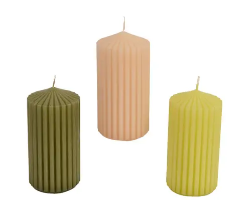 Pour plus de praticité au jardin:Bougie pilier en paraffine rayée colorée - Ø 6 x H 12 cm