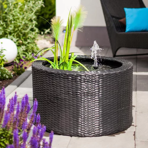 Jardin à embellir:Bassin pour Patio solaire en rotin