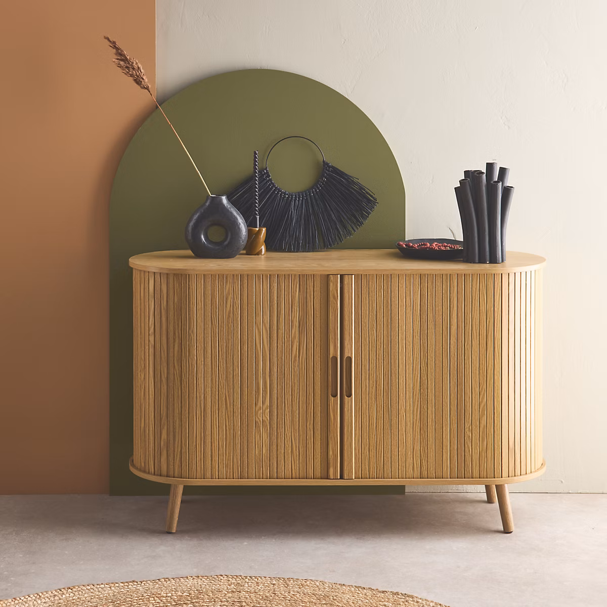 Buffet scandinave 2 portes coulissantes. 4 compartiments. décor bois rainuré. couleur naturelle. buffet bas. L 120 x P 40 x H 75cm – Réf. NMRAPTAQD8436054318