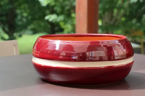 Une solution adaptée à l’extérieur:Coupe en terre émaillée coloris cerise Les Poteries d'Albi Mélilo - Ø 24 x H 11 cm