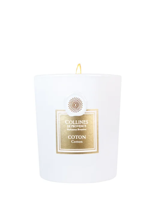 Pour donner du style à l’extérieur:Bougie parfumée blanc Collines de Provence Fleurs & Écorces coton - 360 g
