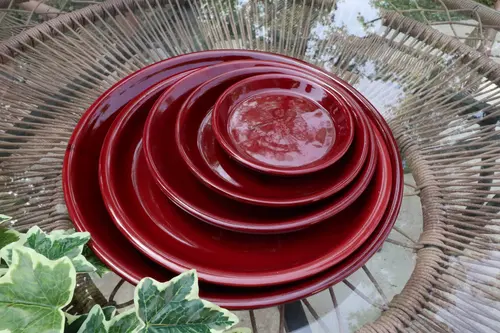 Jardin déco:Soucoupe ronde en terre émaillée coloris cerise Les Poteries d'Albi - Ø 36 x H 5,5 cm
